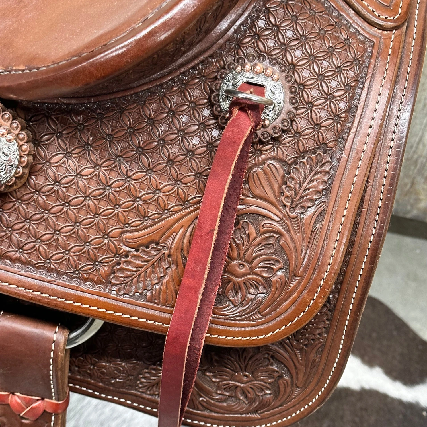 HR Saddlery 15 Inch Cowhorse Pencil Roll Saddle 4 HR Saddlery 15 Inch Cowhorse Pencil Roll Saddle - Image 4